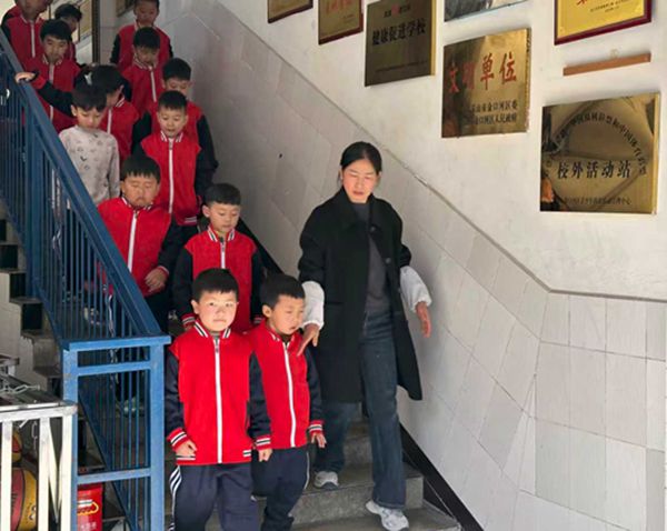 学生有序撤离_副本