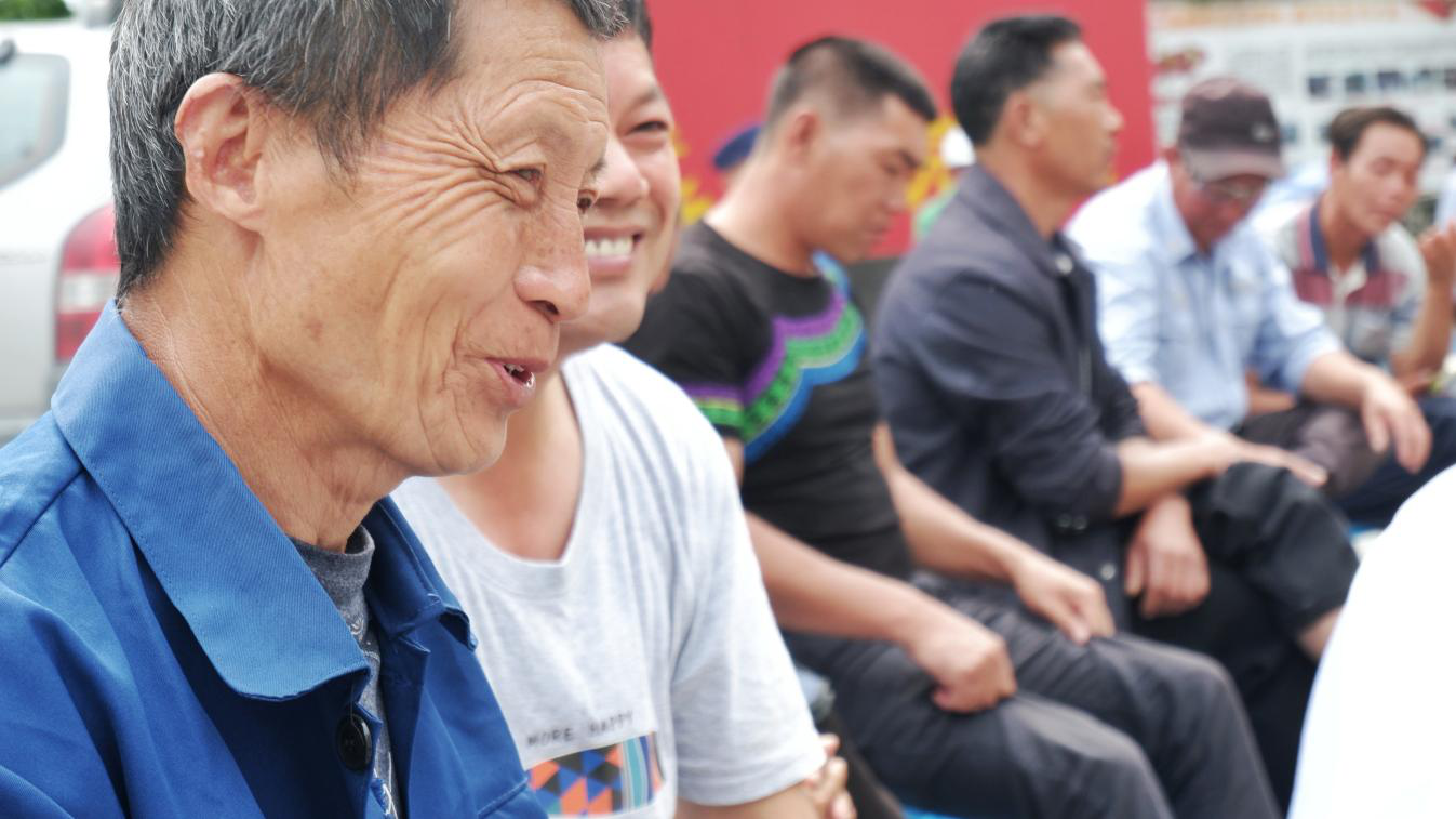 (群众对干部解答内容表示认可)