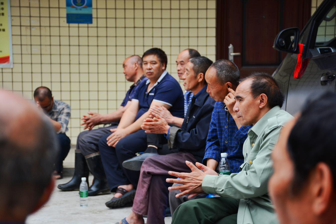 (金河镇民心村村民倾听干部解答)