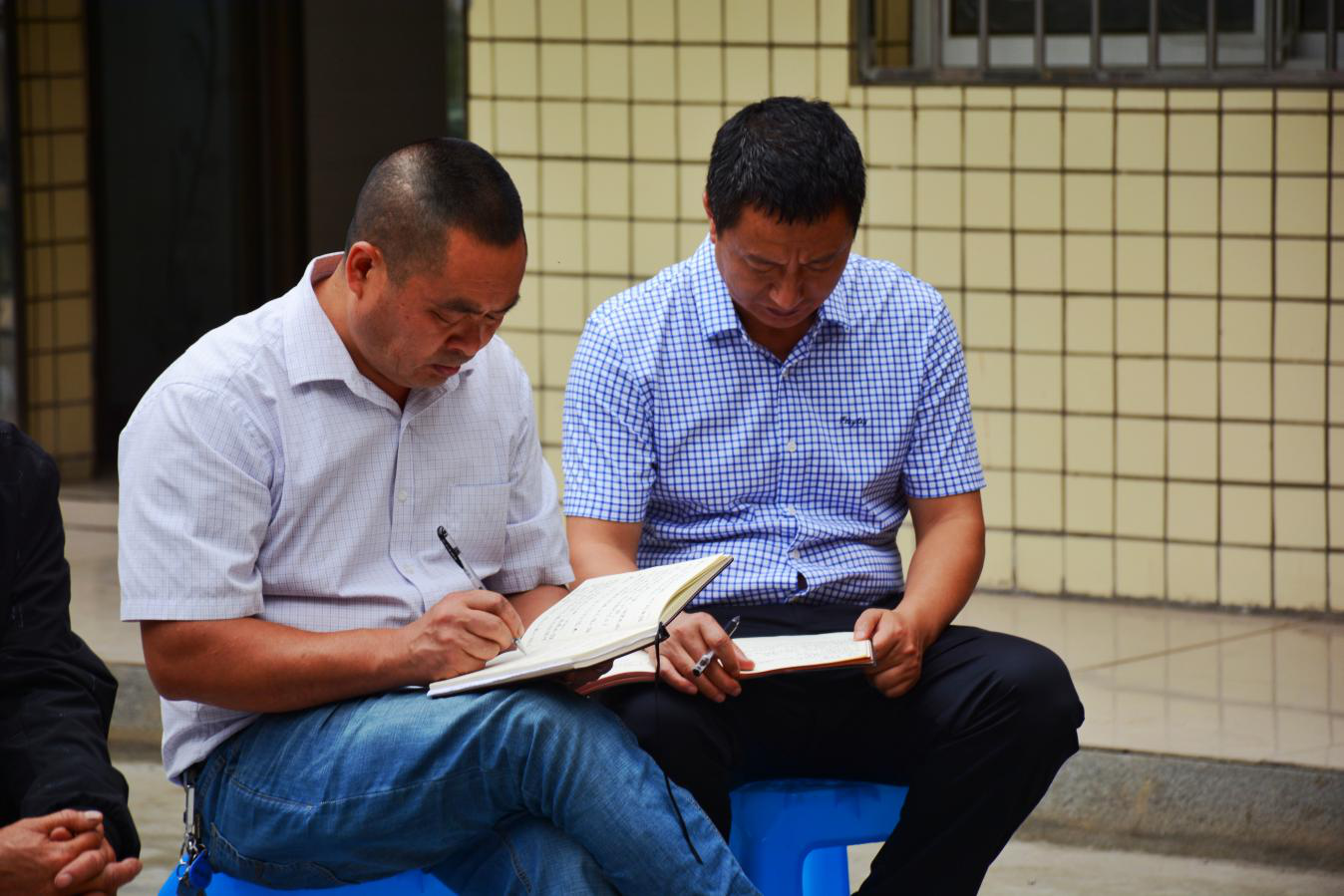 (镇村干部现场收集问题,并提出解决方案)