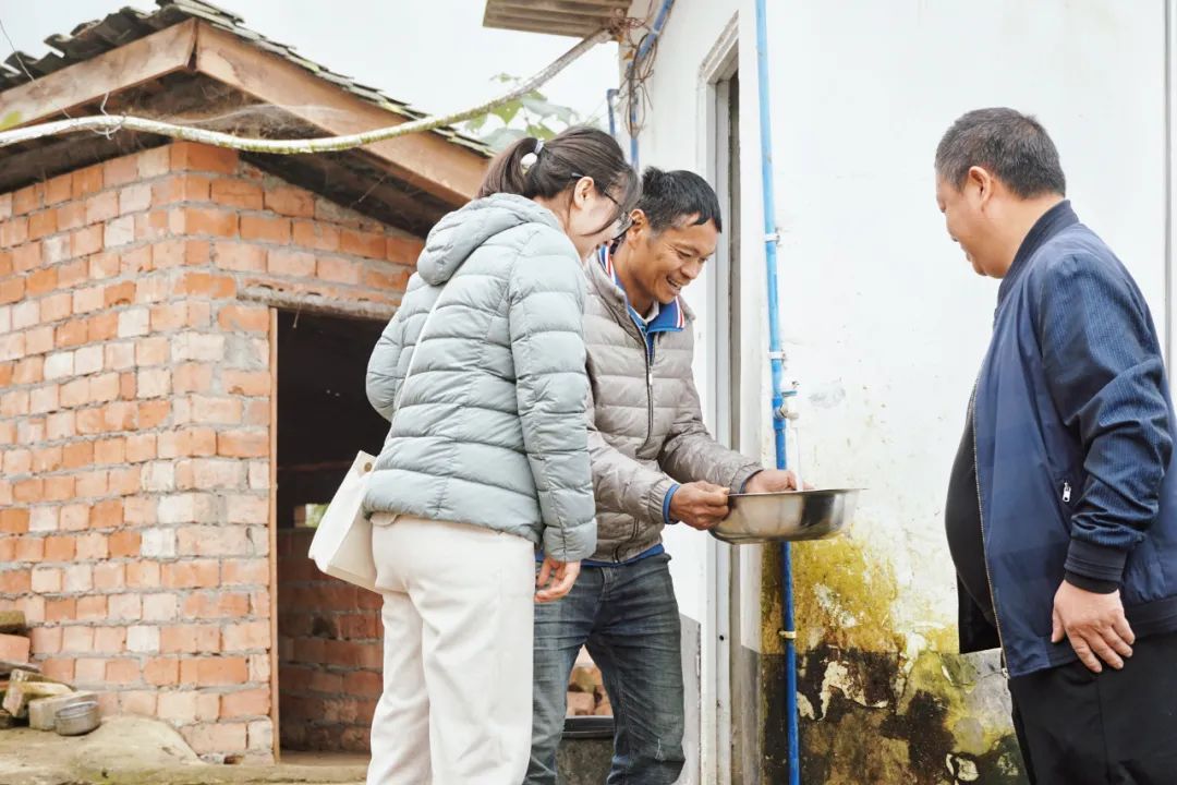 清冽的山泉水流进了村民老布哈鸭家