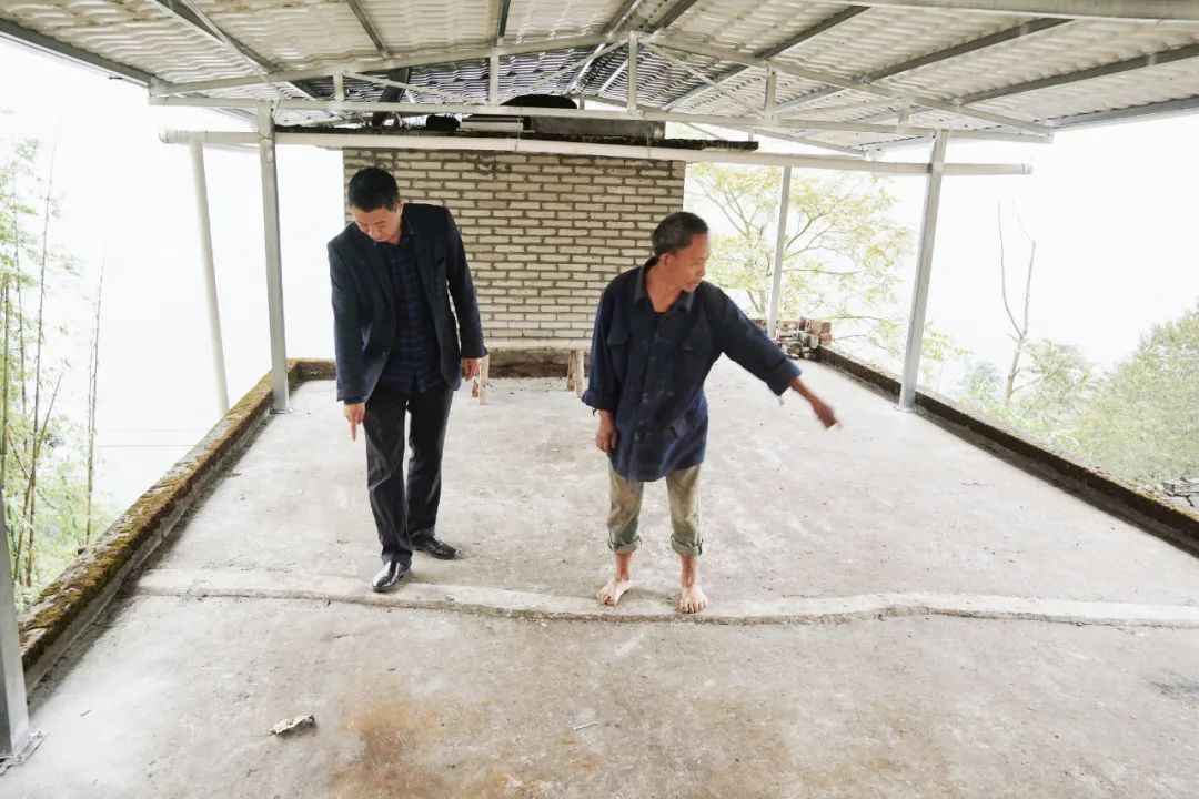 干部为贫困群众张文彩解决了房屋漏水