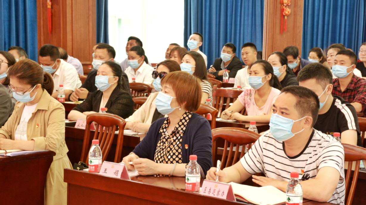 参学干部认真聆听党课