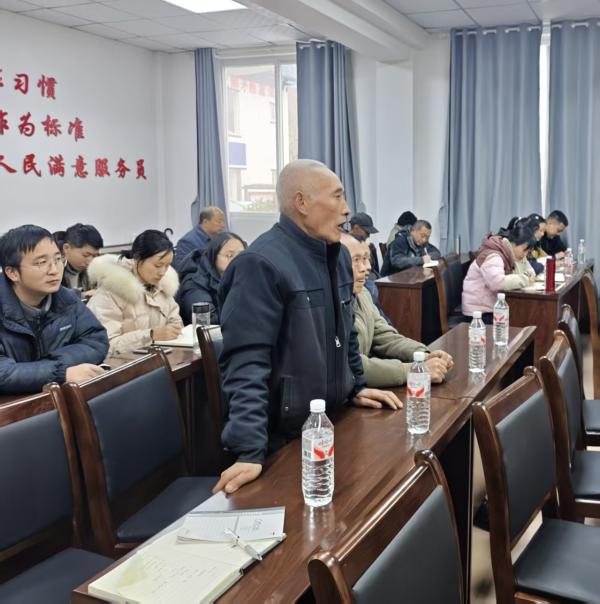 村民向述职代表提问1