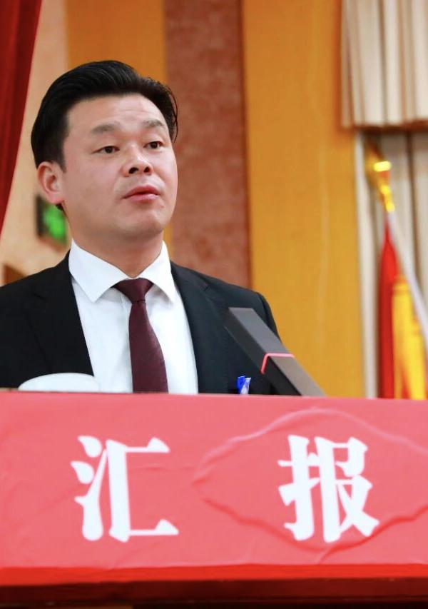 张志代表区人民政府作工作报告