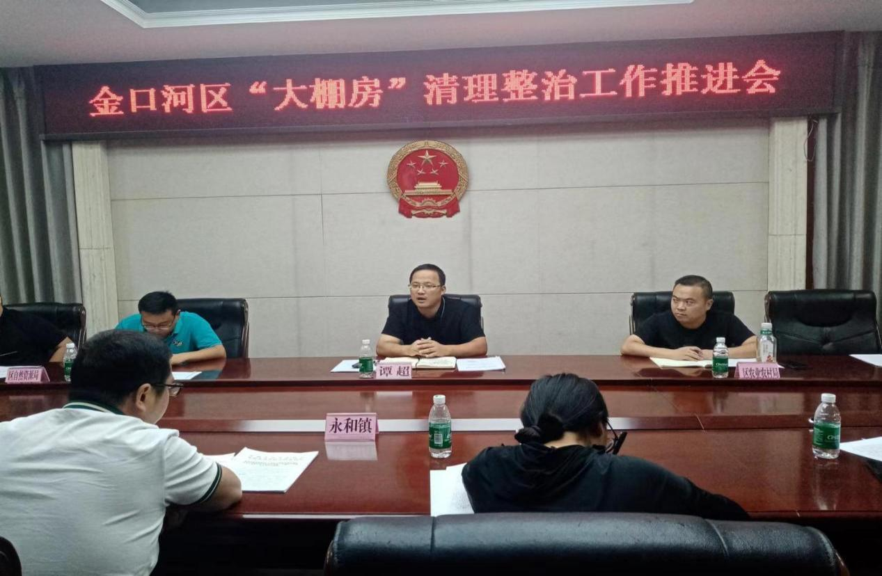 /website-webapp/ewebeditor/uploadfile/图1:谭超副区长主持会议并讲话