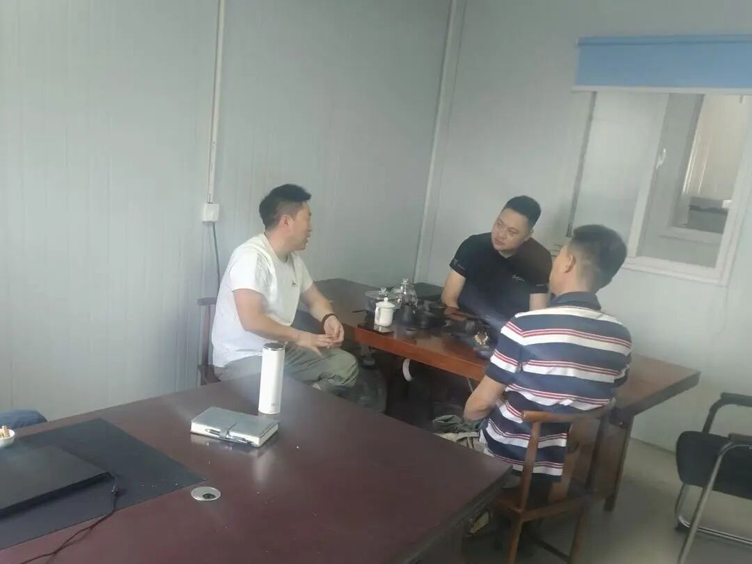 2026年5月19日，桅杆村干部同驻村工作队到金彩矿业有限公司实地查看安全生产情况，并就强村公司合作事宜开展对接洽谈。