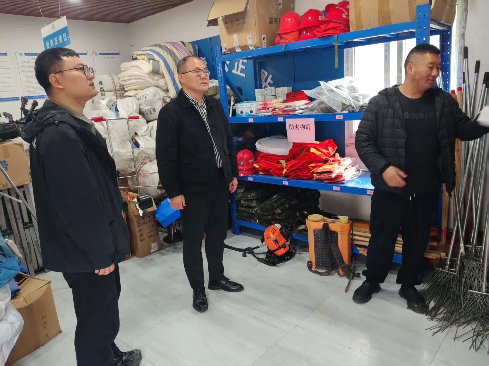 2026年5月19日，乡党委副书记陈虹宇，乡党委委员、政法委员、副乡长郑智到瓦山村实地检查应急库房管理及防汛工作落实情况。