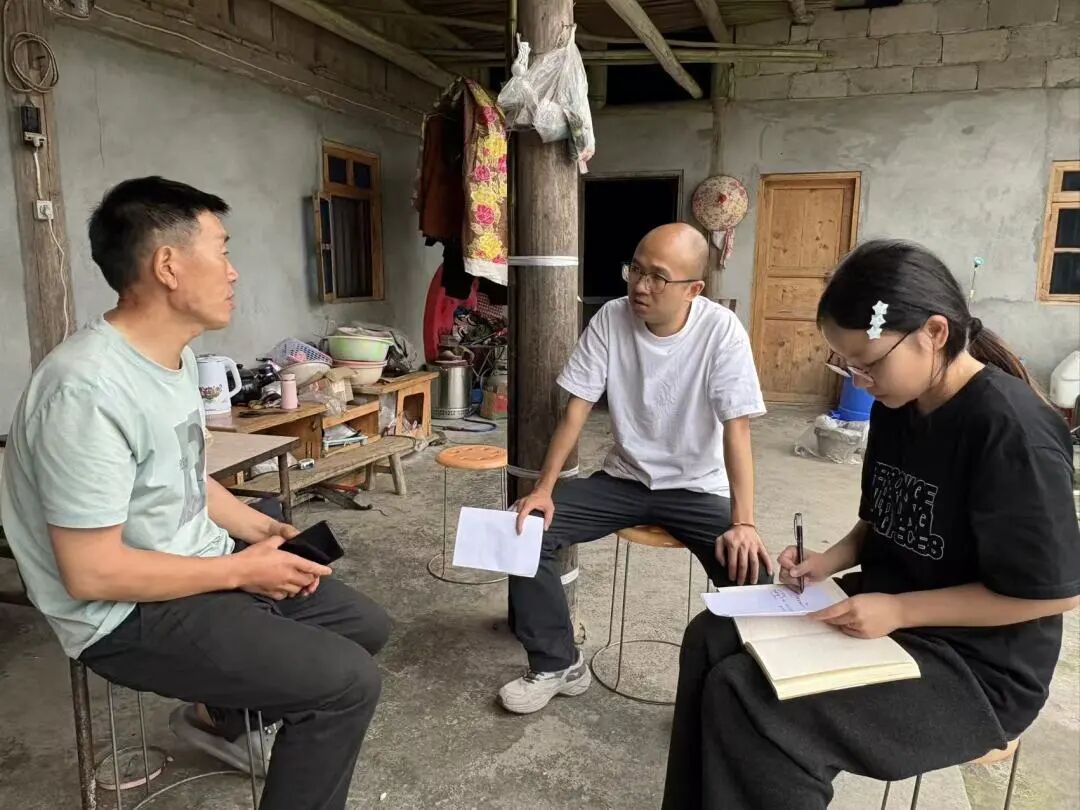 2026年5月13日，乡便民服务中心主任邹旭入户了解往届东西协作公益性岗位人员生产生活情况。