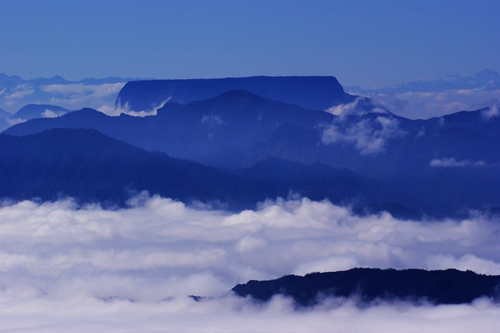 11从峨眉山金顶拍摄大瓦山——作者:张兵.JPG 11从峨眉山金顶拍摄大瓦山——作者:张兵.JPG
